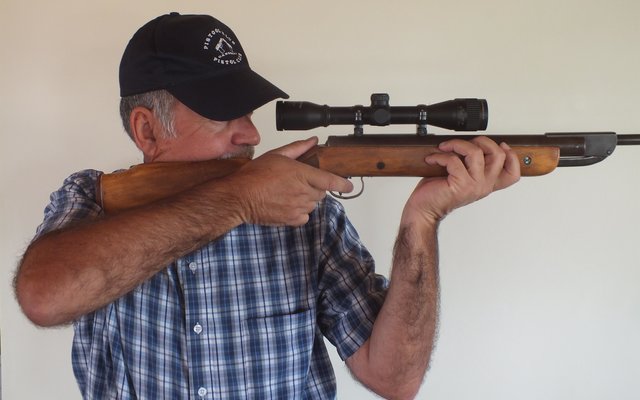  Johan van der Mescht met sy eerste geweer, ‘n windbuks, wat hy in 1968 vir R8 by sy pa gekoop het